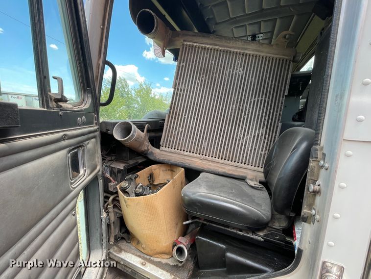 image for item DK7035 2013 Peterbilt 320  refuse truck