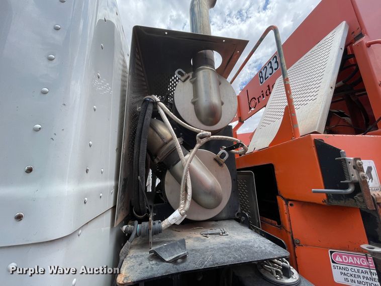 image for item DK7035 2013 Peterbilt 320  refuse truck