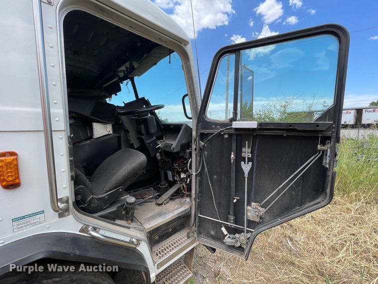 image for item DK7035 2013 Peterbilt 320  refuse truck