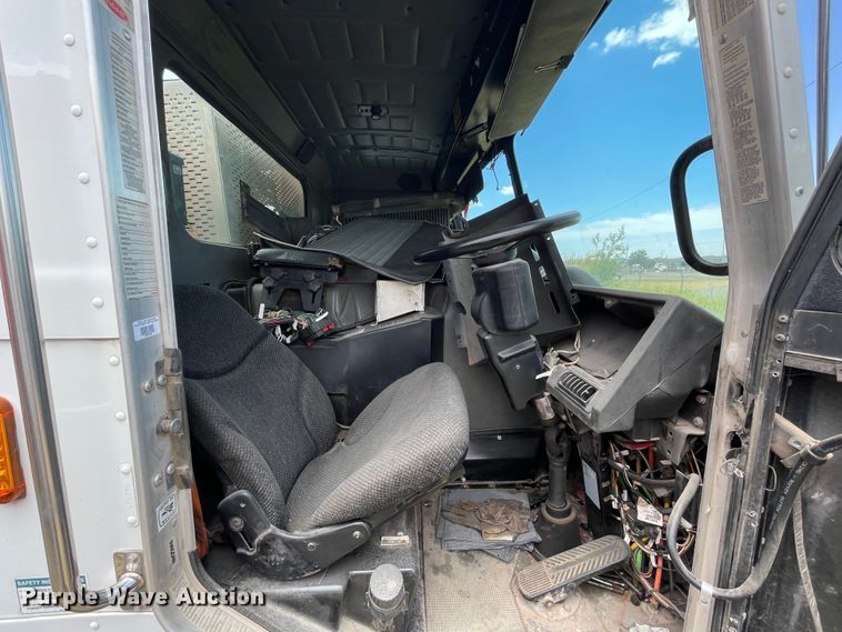 image for item DK7035 2013 Peterbilt 320  refuse truck