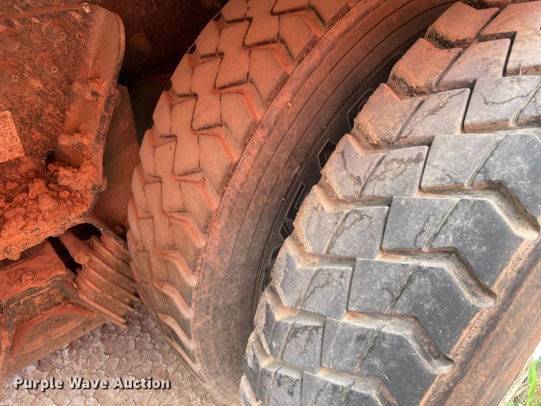 image for item DK7035 2013 Peterbilt 320  refuse truck