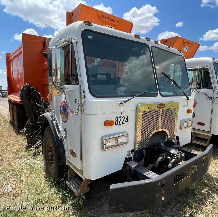 image for item DK7036 2009 Peterbilt 320  refuse truck