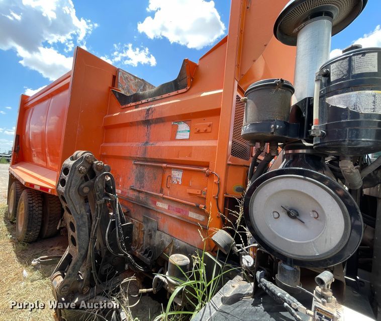 image for item DK7036 2009 Peterbilt 320  refuse truck