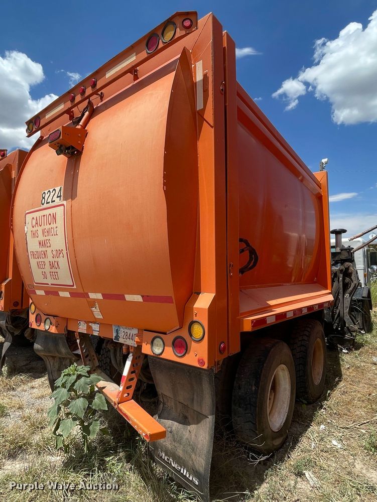 image for item DK7036 2009 Peterbilt 320  refuse truck