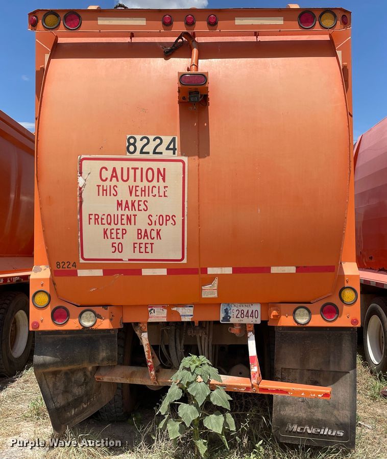 image for item DK7036 2009 Peterbilt 320  refuse truck