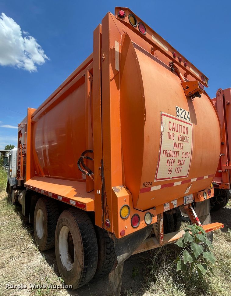 image for item DK7036 2009 Peterbilt 320  refuse truck