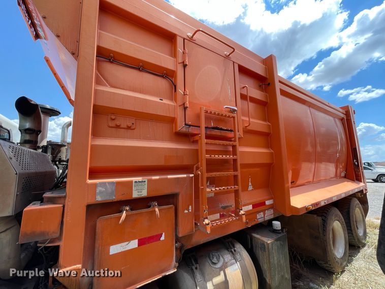 image for item DK7036 2009 Peterbilt 320  refuse truck