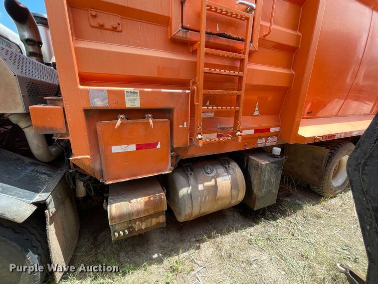 image for item DK7036 2009 Peterbilt 320  refuse truck