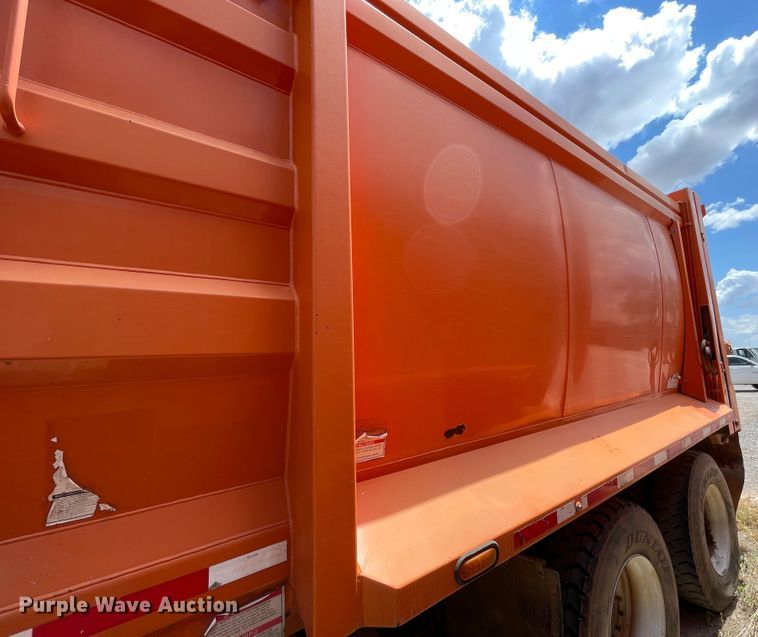 image for item DK7036 2009 Peterbilt 320  refuse truck