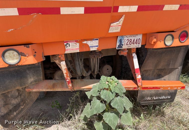 image for item DK7036 2009 Peterbilt 320  refuse truck