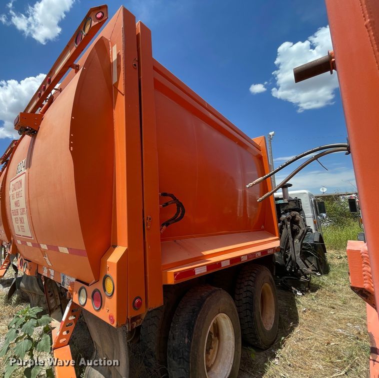 image for item DK7036 2009 Peterbilt 320  refuse truck