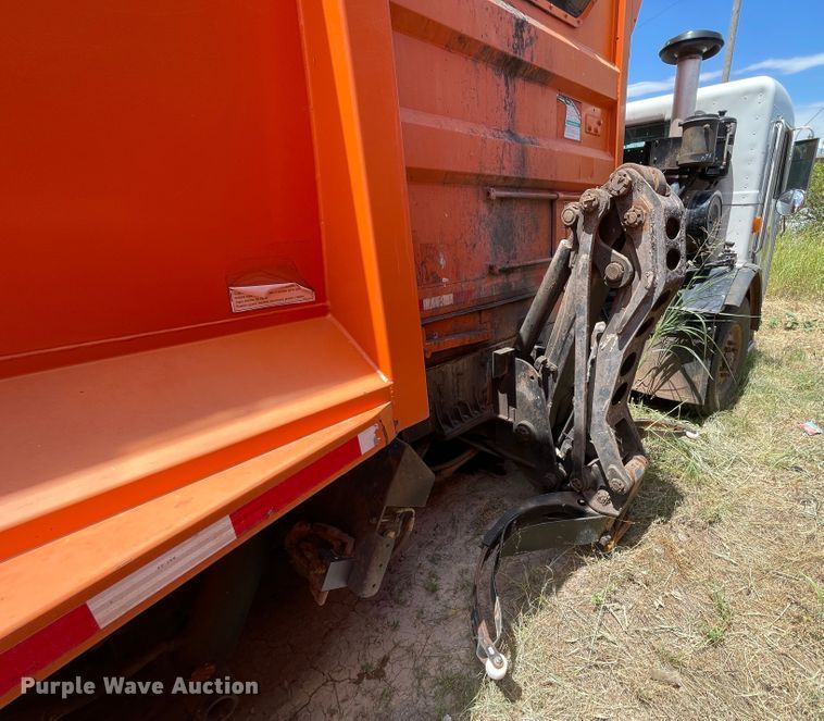image for item DK7036 2009 Peterbilt 320  refuse truck