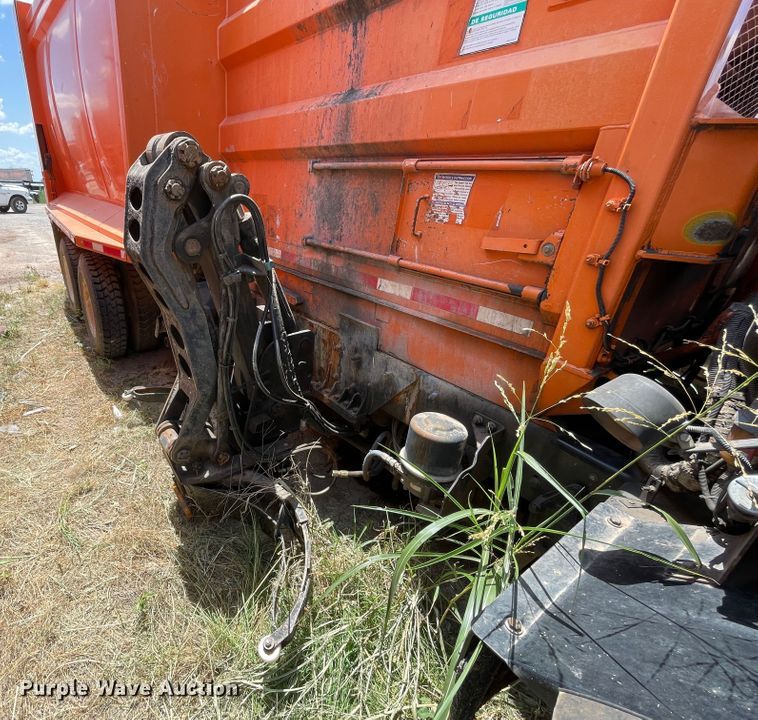 image for item DK7036 2009 Peterbilt 320  refuse truck