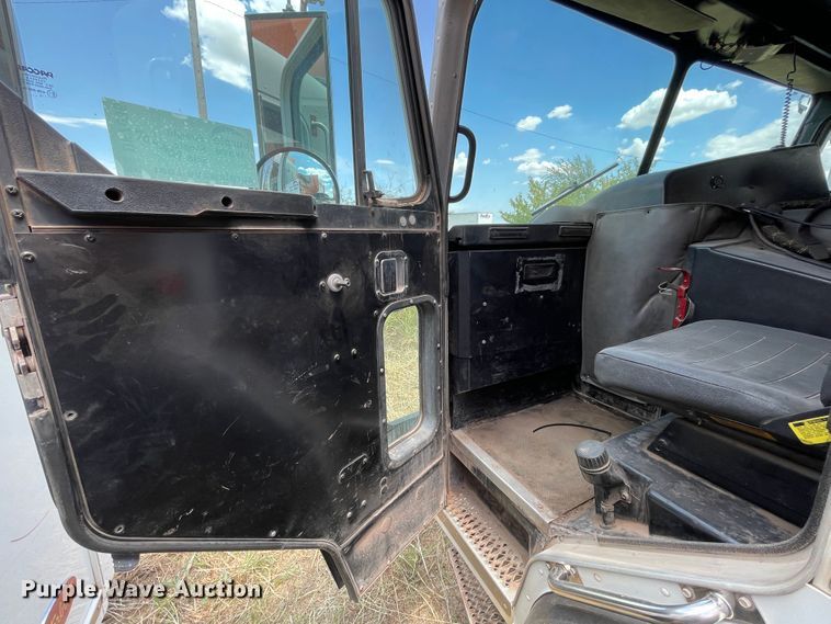 image for item DK7036 2009 Peterbilt 320  refuse truck