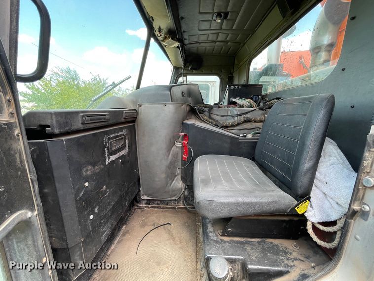 image for item DK7036 2009 Peterbilt 320  refuse truck