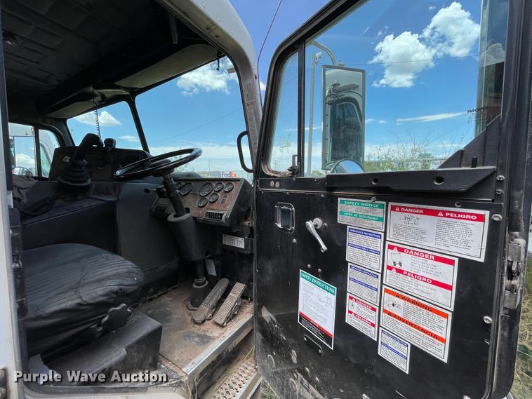 image for item DK7036 2009 Peterbilt 320  refuse truck