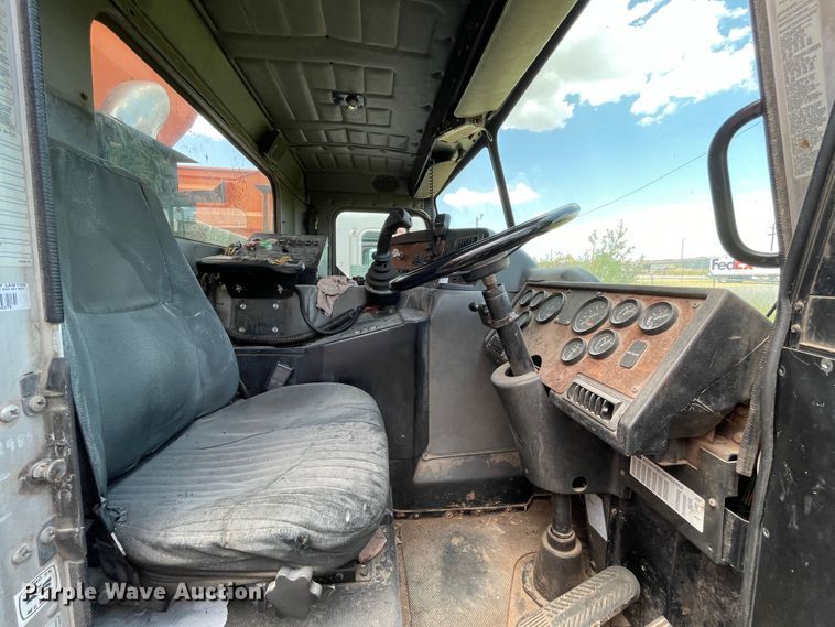 image for item DK7036 2009 Peterbilt 320  refuse truck