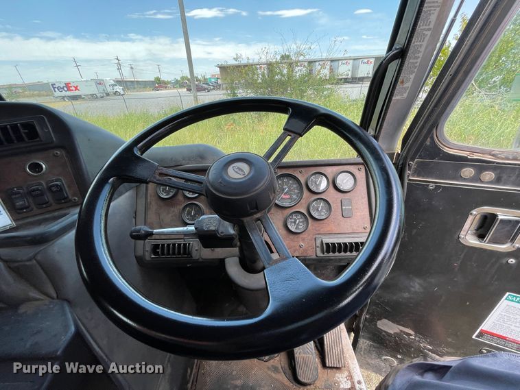 image for item DK7036 2009 Peterbilt 320  refuse truck