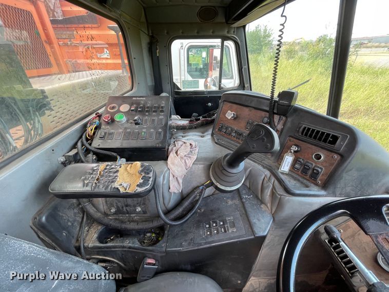 image for item DK7036 2009 Peterbilt 320  refuse truck