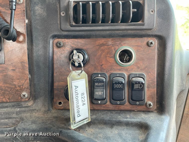 image for item DK7036 2009 Peterbilt 320  refuse truck