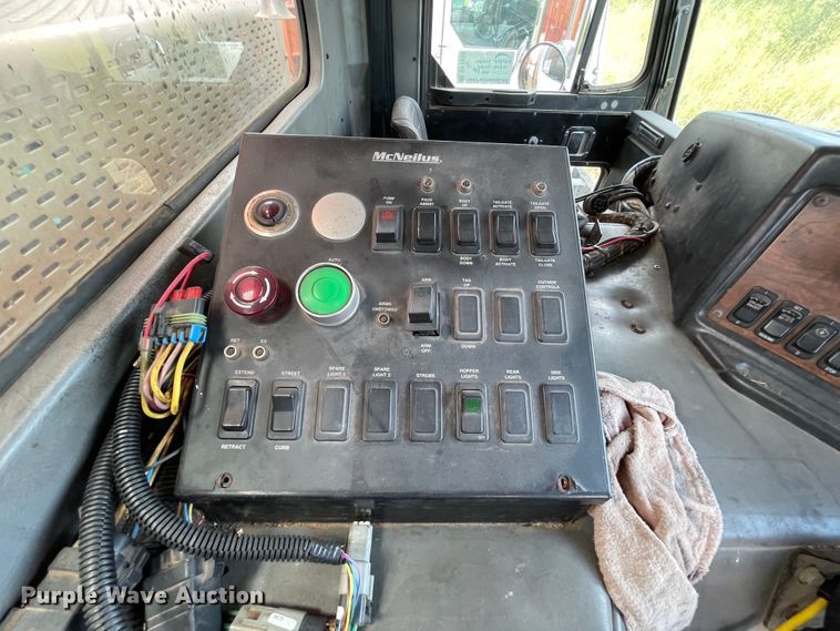 image for item DK7036 2009 Peterbilt 320  refuse truck