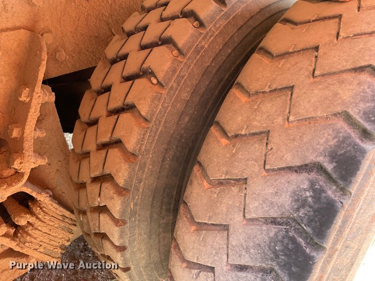 image for item DK7036 2009 Peterbilt 320  refuse truck