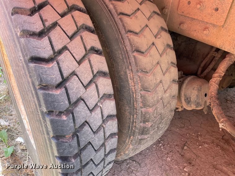 image for item DK7036 2009 Peterbilt 320  refuse truck