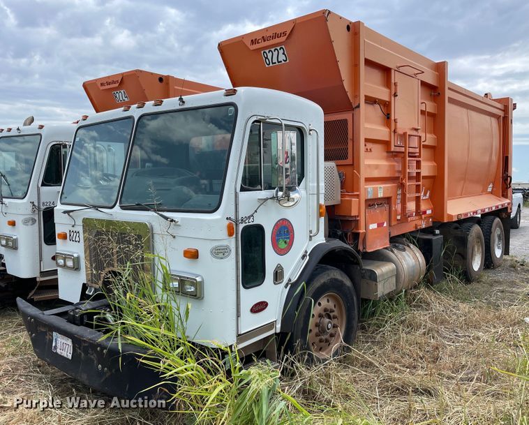 image for item DK7037 2009 Peterbilt 320  refuse truck