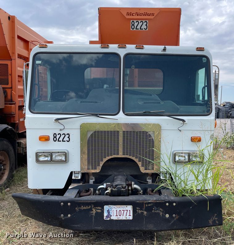 image for item DK7037 2009 Peterbilt 320  refuse truck