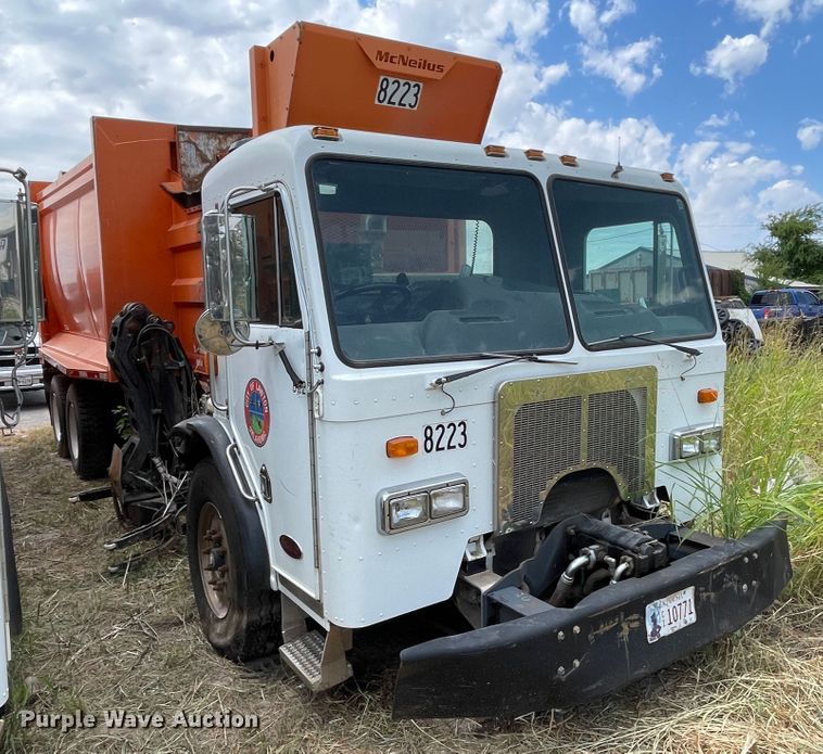 image for item DK7037 2009 Peterbilt 320  refuse truck