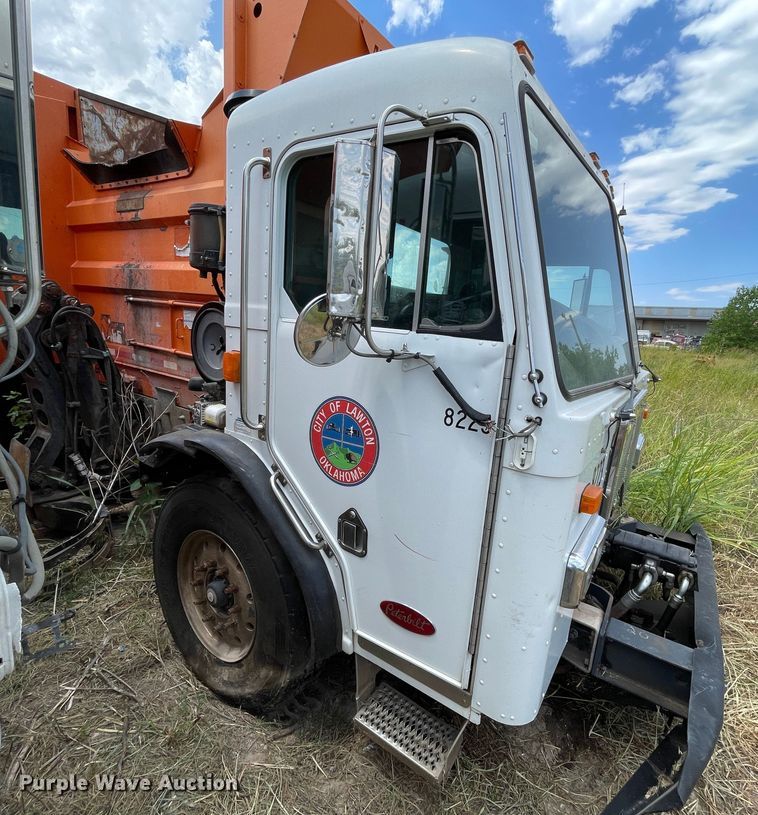 image for item DK7037 2009 Peterbilt 320  refuse truck
