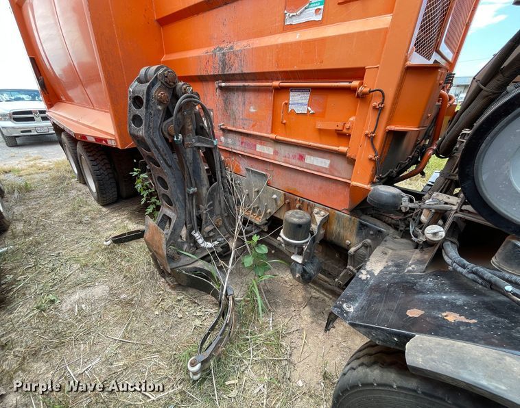 image for item DK7037 2009 Peterbilt 320  refuse truck