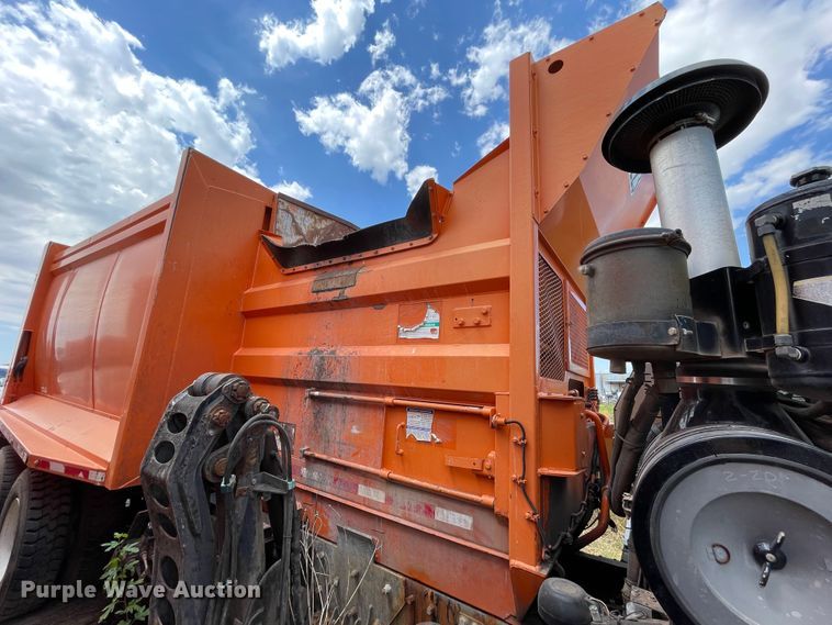 image for item DK7037 2009 Peterbilt 320  refuse truck