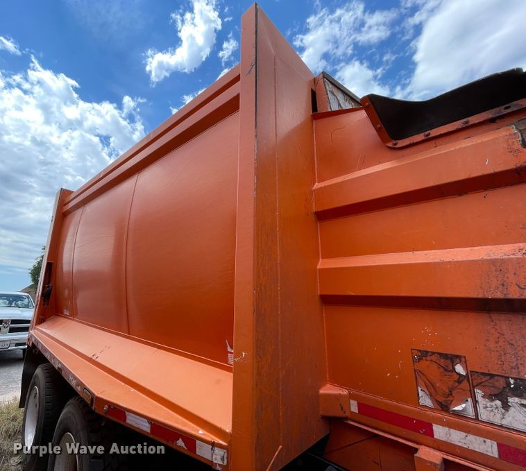 image for item DK7037 2009 Peterbilt 320  refuse truck