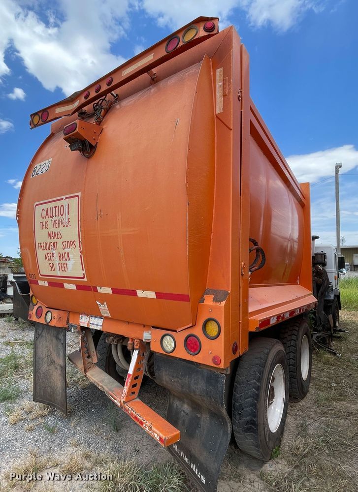 image for item DK7037 2009 Peterbilt 320  refuse truck