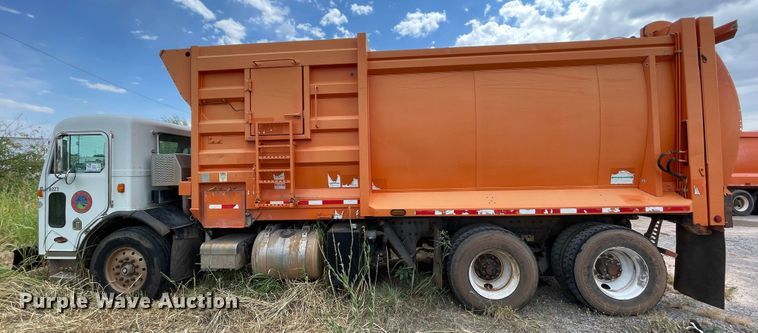 image for item DK7037 2009 Peterbilt 320  refuse truck