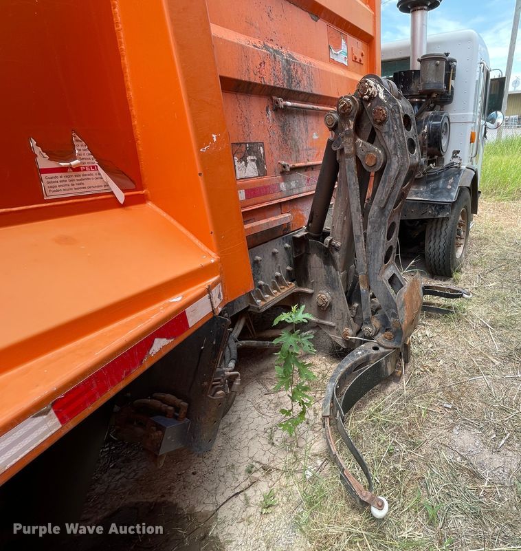 image for item DK7037 2009 Peterbilt 320  refuse truck