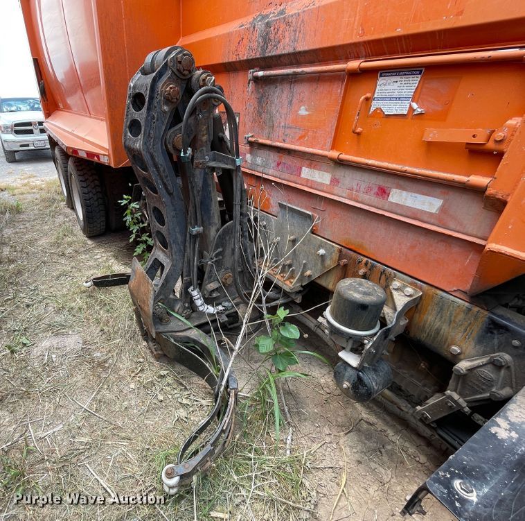 image for item DK7037 2009 Peterbilt 320  refuse truck