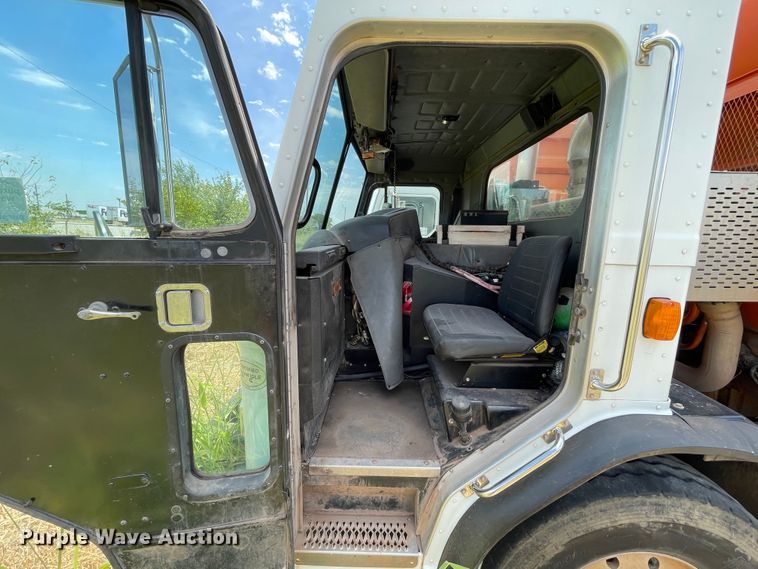 image for item DK7037 2009 Peterbilt 320  refuse truck