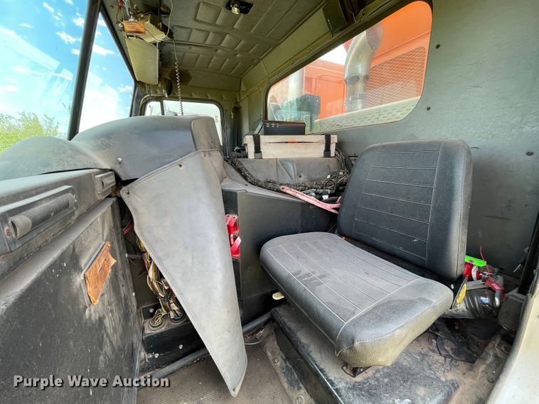 image for item DK7037 2009 Peterbilt 320  refuse truck