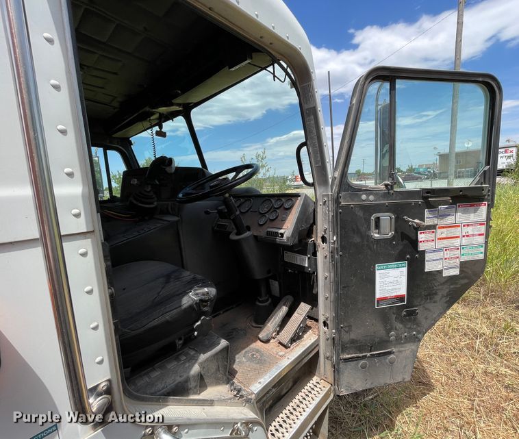 image for item DK7037 2009 Peterbilt 320  refuse truck