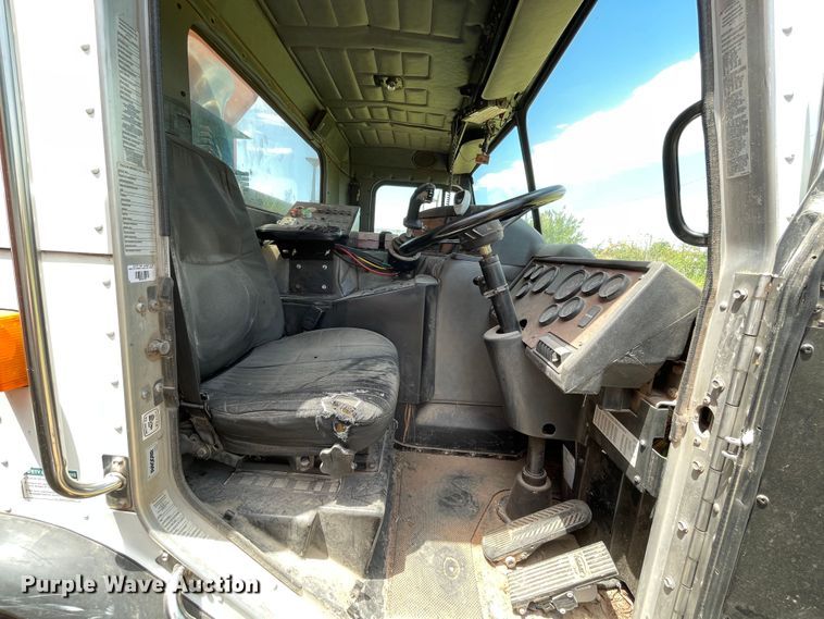 image for item DK7037 2009 Peterbilt 320  refuse truck