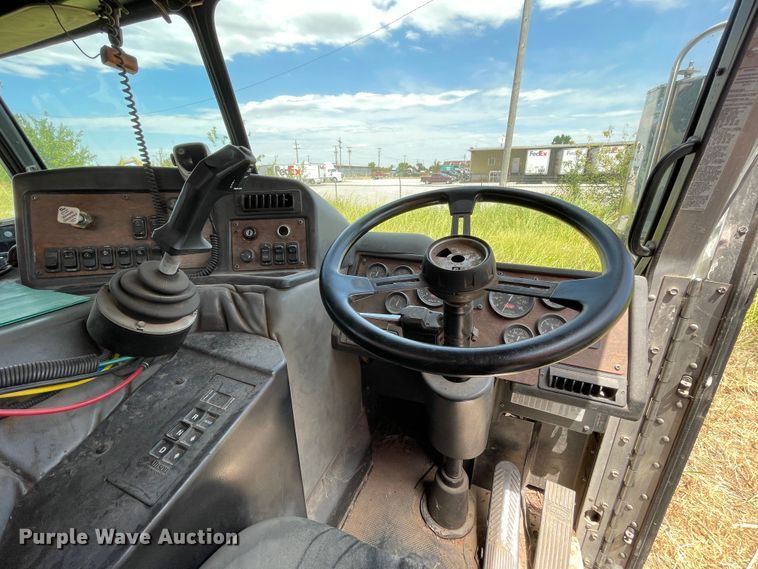 image for item DK7037 2009 Peterbilt 320  refuse truck