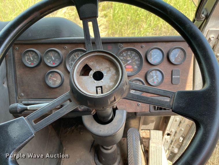 image for item DK7037 2009 Peterbilt 320  refuse truck