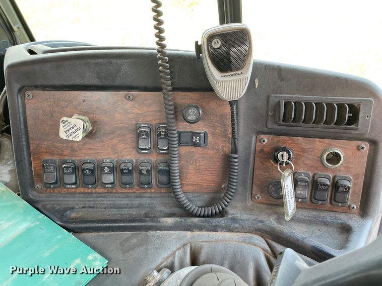 image for item DK7037 2009 Peterbilt 320  refuse truck