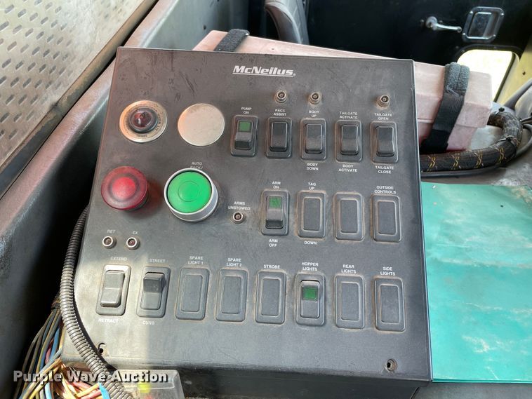 image for item DK7037 2009 Peterbilt 320  refuse truck