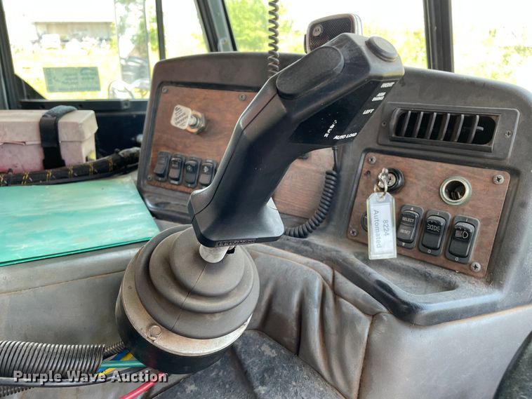 image for item DK7037 2009 Peterbilt 320  refuse truck