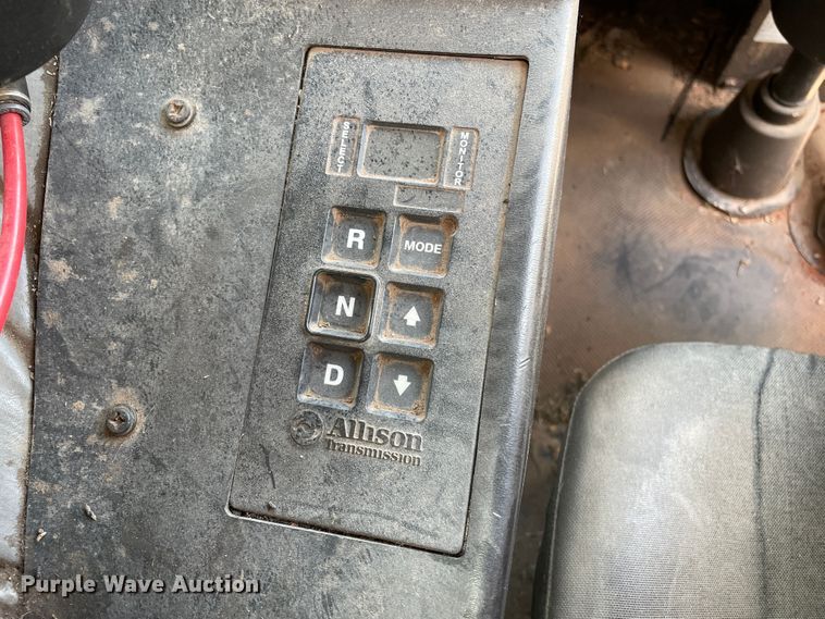 image for item DK7037 2009 Peterbilt 320  refuse truck