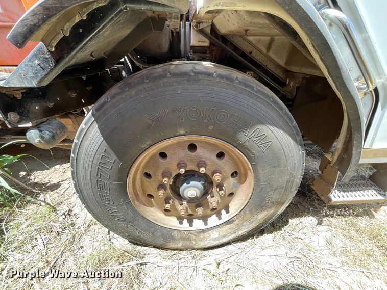 image for item DK7037 2009 Peterbilt 320  refuse truck