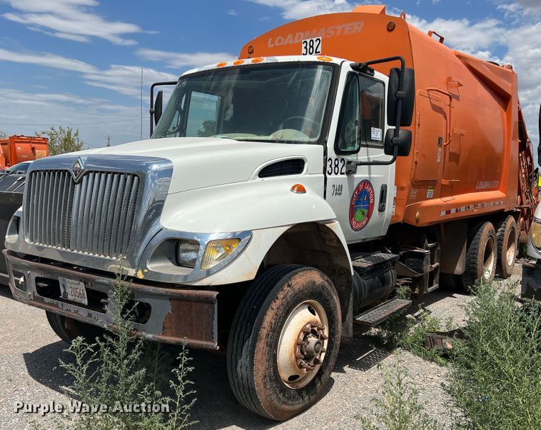 image for item DK7038 2006 International 7400  refuse truck